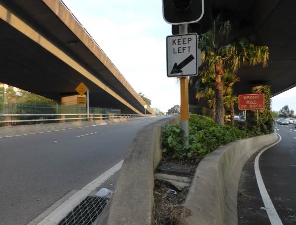 高速公路下坡道